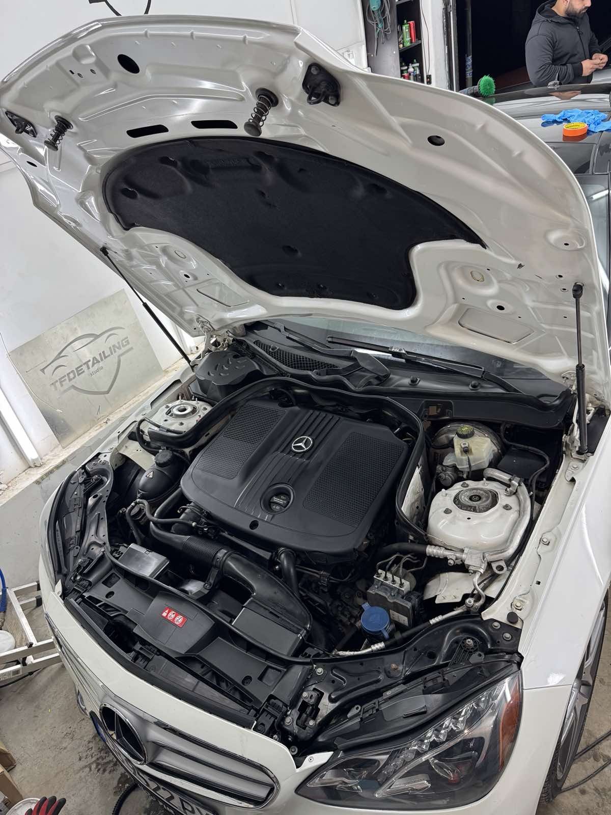 Двигателен отсек на Mercedes след детайлно почистване — чисти повърхности и блясък