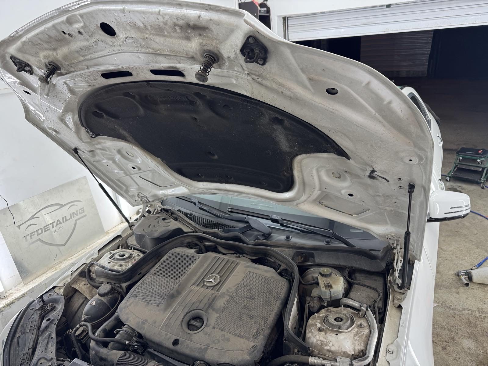 Двигателен отсек на Mercedes преди детайлно почистване — замърсени повърхности и натрупани отлагания