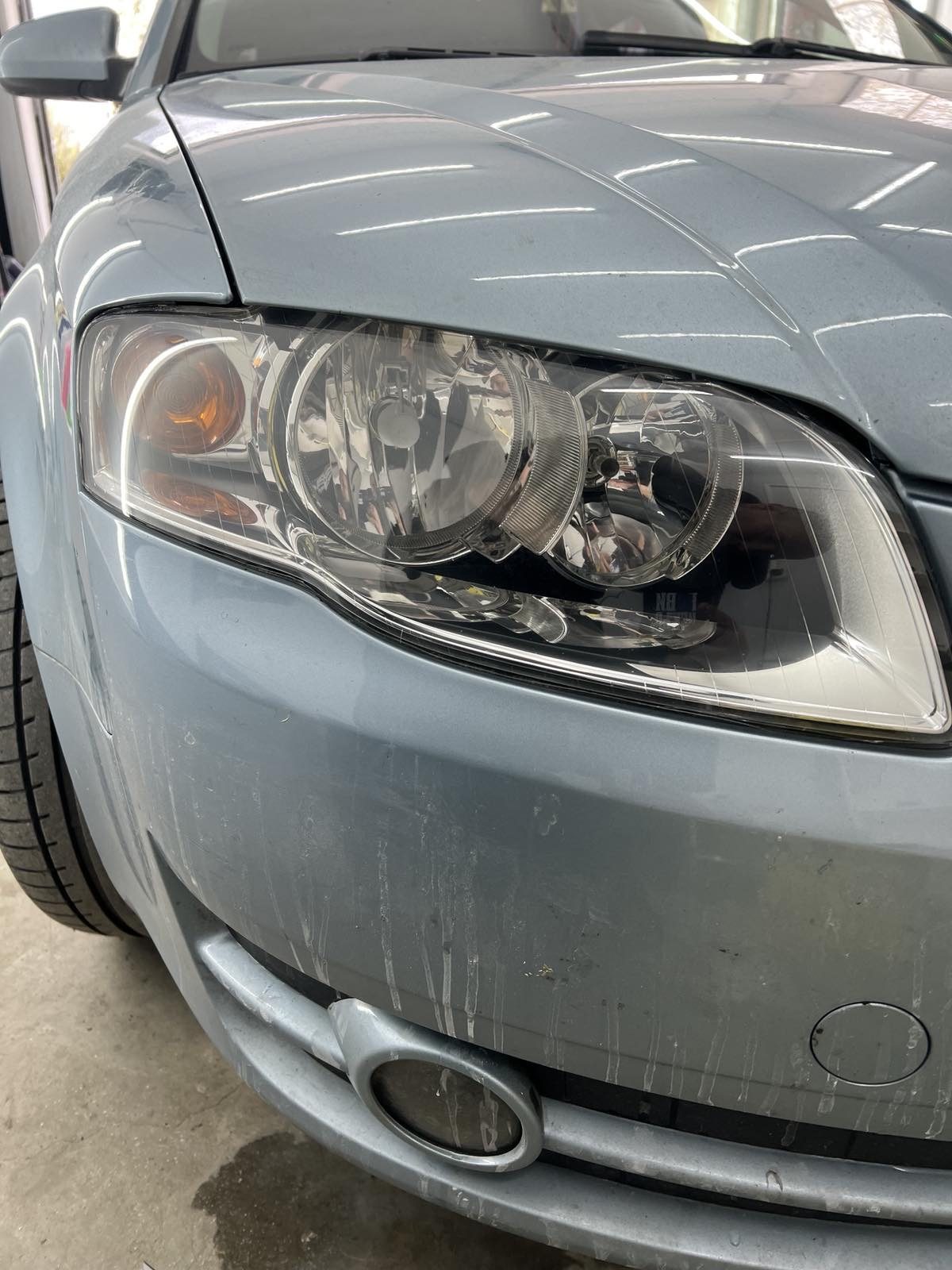 Бистър и прозрачен фар на Audi след шлайф, полиране и защита